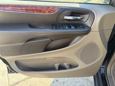 2015 Chrysler Town & Country Touring - Photo 11 - Topeka, KS 66608