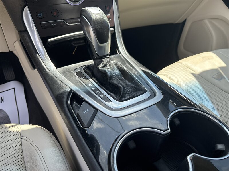 2016 Ford Edge Titanium - Photo 15 - Topeka, KS 66608