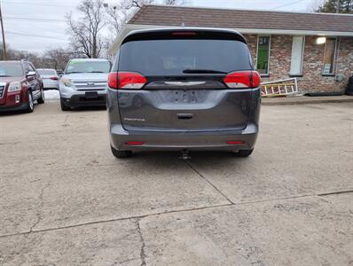 2017 Chrysler Pacifica Touring   - Photo 6 - Topeka, KS 66608