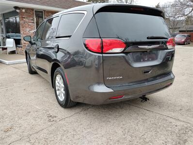 2017 Chrysler Pacifica Touring   - Photo 7 - Topeka, KS 66608