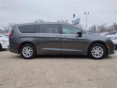 2017 Chrysler Pacifica Touring   - Photo 4 - Topeka, KS 66608