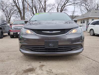 2017 Chrysler Pacifica Touring   - Photo 2 - Topeka, KS 66608