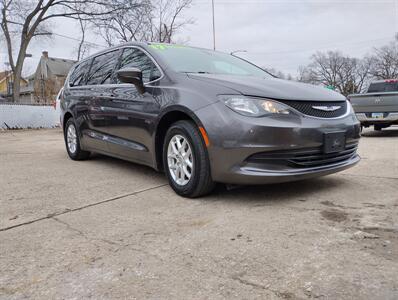 2017 Chrysler Pacifica Touring   - Photo 3 - Topeka, KS 66608