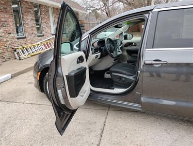 2017 Chrysler Pacifica Touring   - Photo 11 - Topeka, KS 66608