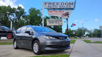 2017 Chrysler Pacifica Touring   - Photo 1 - Topeka, KS 66608