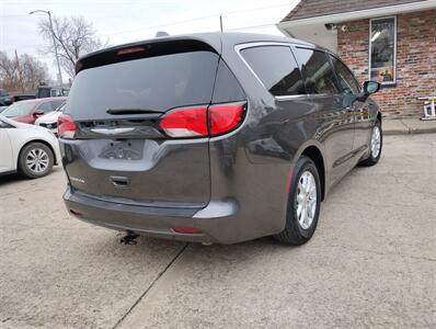 2017 Chrysler Pacifica Touring   - Photo 5 - Topeka, KS 66608