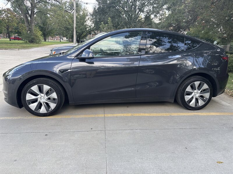 2024 Tesla Model Y Long Range   - Photo 2 - Topeka, KS 66608