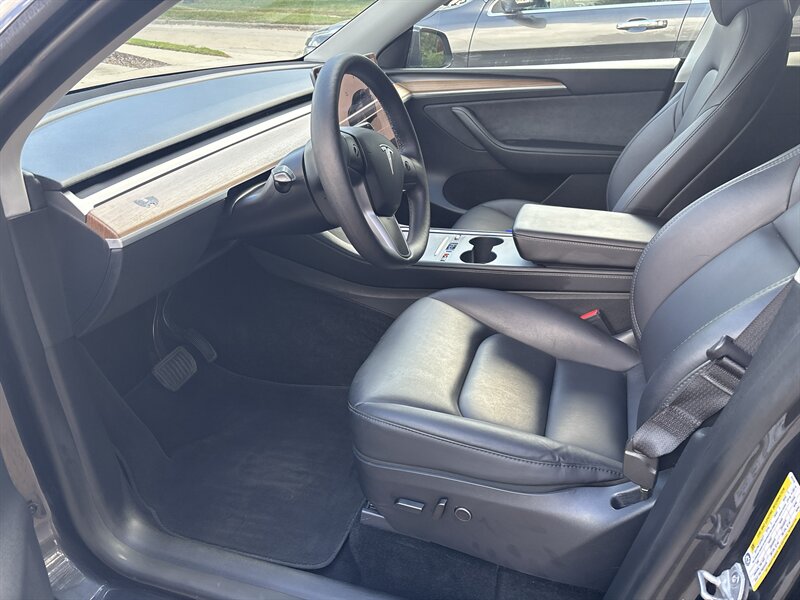 2024 Tesla Model Y Long Range   - Photo 10 - Topeka, KS 66608