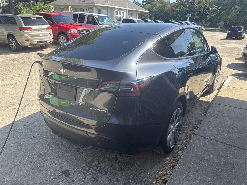 2024 Tesla Model Y Long Range   - Photo 3 - Topeka, KS 66608