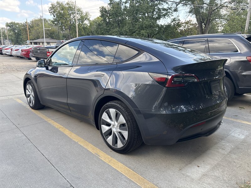 2024 Tesla Model Y Long Range   - Photo 3 - Topeka, KS 66608