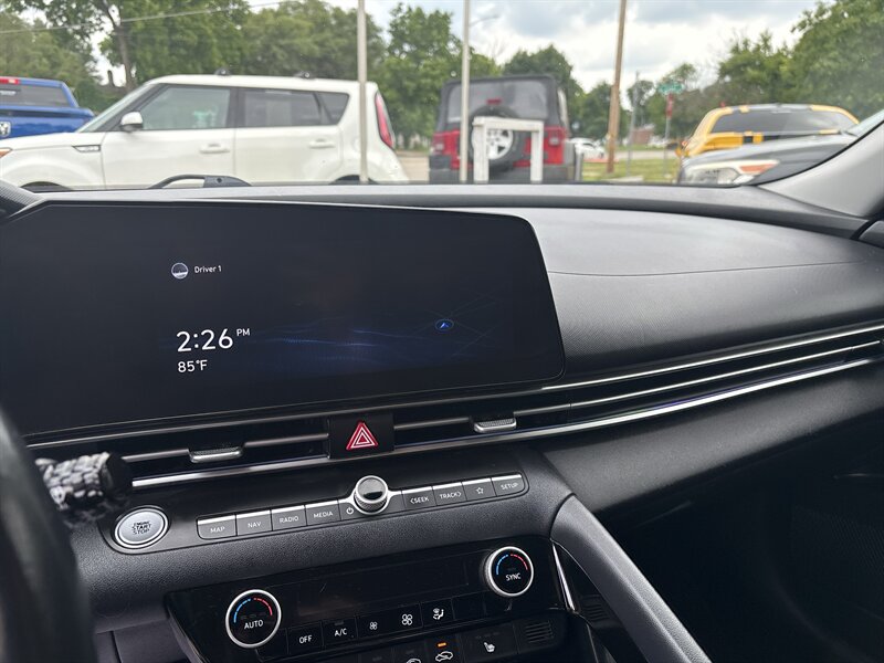 2021 Hyundai ELANTRA Limited - Photo 12 - Topeka, KS 66608