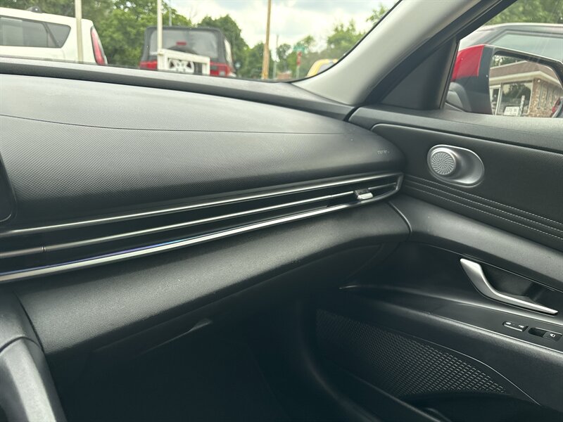2021 Hyundai ELANTRA Limited - Photo 16 - Topeka, KS 66608