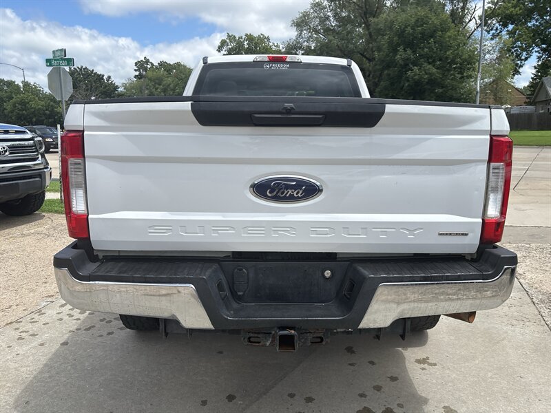 2018 Ford F-250 Super Duty XL   - Photo 2 - Topeka, KS 66608