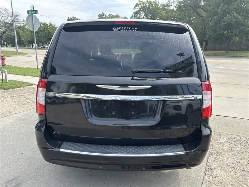 2016 Chrysler Town & Country Touring-L   - Photo 4 - Topeka, KS 66608