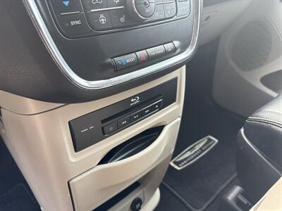 2016 Chrysler Town & Country Touring-L - Photo 15 - Topeka, KS 66608