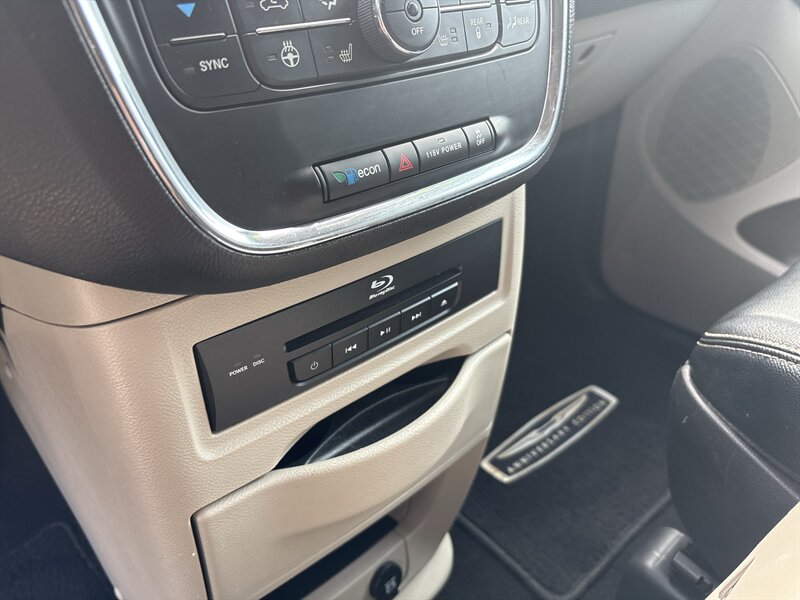 2016 Chrysler Town & Country Touring-L   - Photo 16 - Topeka, KS 66608