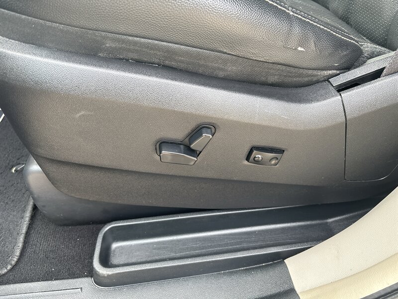 2016 Chrysler Town & Country Touring-L   - Photo 12 - Topeka, KS 66608