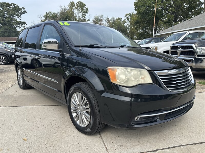 2016 Chrysler Town & Country Touring-L   - Photo 7 - Topeka, KS 66608