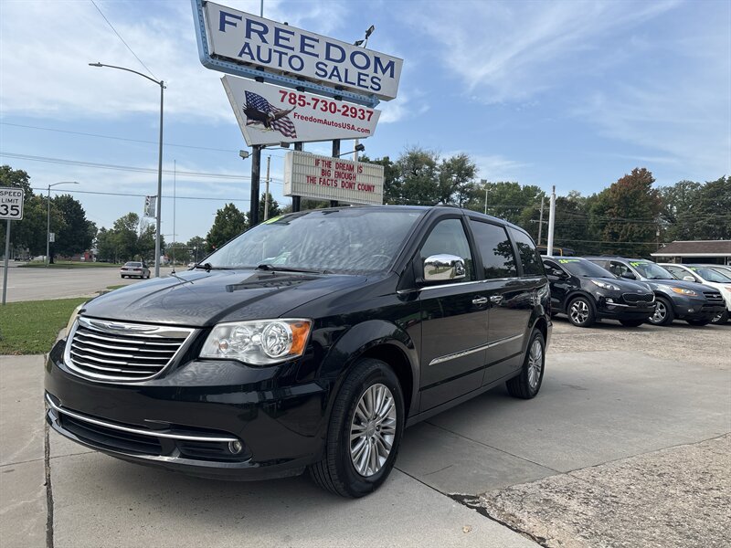 2016 Chrysler Town & Country Touring-L  