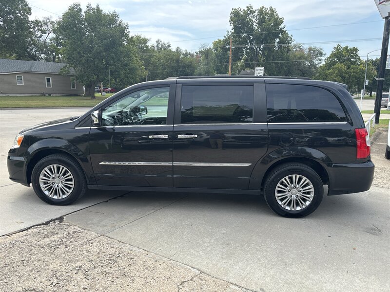 2016 Chrysler Town & Country Touring-L   - Photo 2 - Topeka, KS 66608