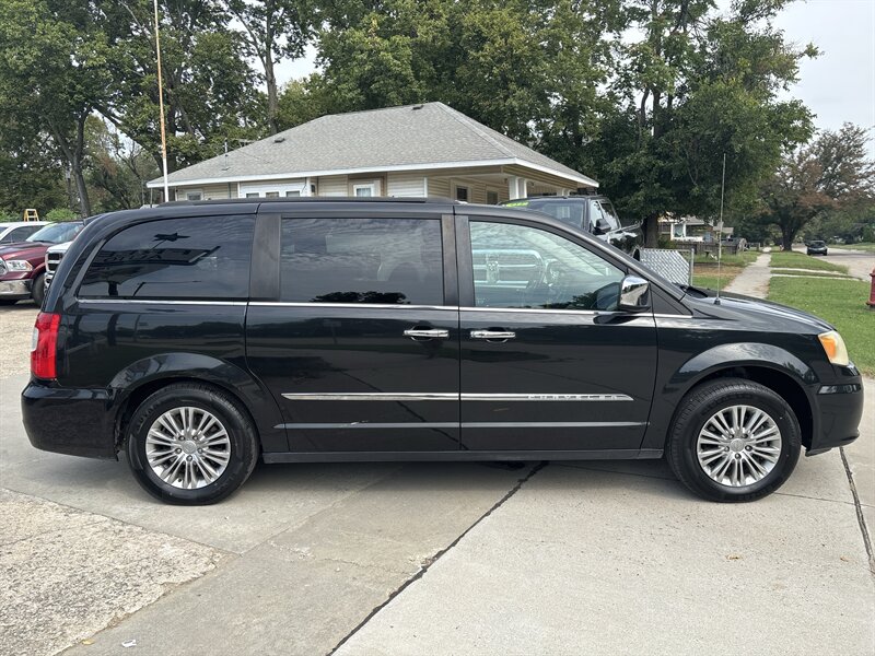 2016 Chrysler Town & Country Touring-L   - Photo 6 - Topeka, KS 66608