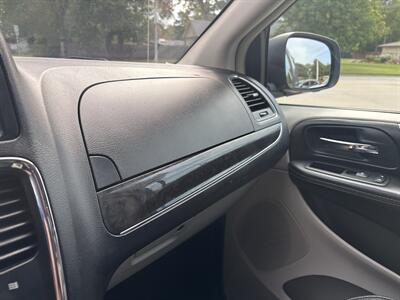 2016 Chrysler Town & Country Touring-L - Photo 16 - Topeka, KS 66608