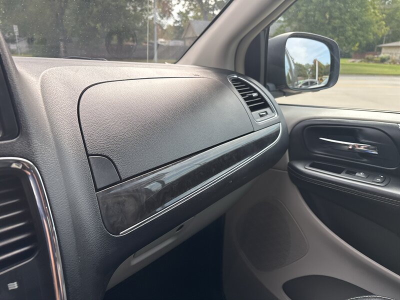 2016 Chrysler Town & Country Touring-L   - Photo 17 - Topeka, KS 66608