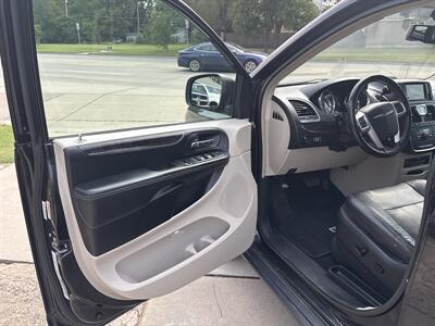 2016 Chrysler Town & Country Touring-L - Photo 10 - Topeka, KS 66608