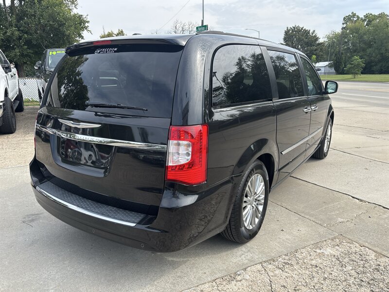 2016 Chrysler Town & Country Touring-L   - Photo 5 - Topeka, KS 66608
