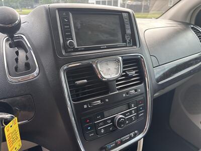 2016 Chrysler Town & Country Touring-L - Photo 14 - Topeka, KS 66608