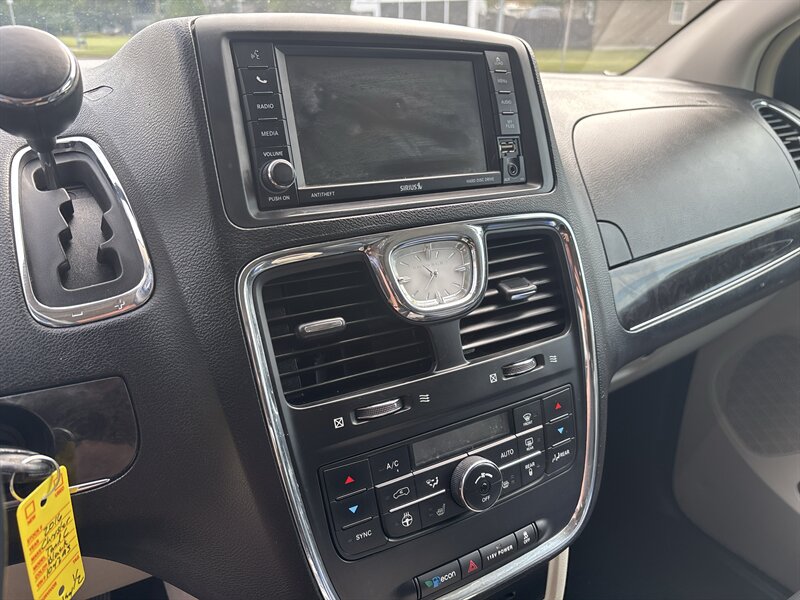 2016 Chrysler Town & Country Touring-L   - Photo 15 - Topeka, KS 66608