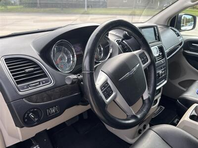2016 Chrysler Town & Country Touring-L - Photo 12 - Topeka, KS 66608