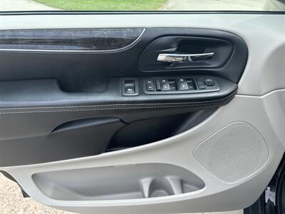 2016 Chrysler Town & Country Touring-L - Photo 11 - Topeka, KS 66608