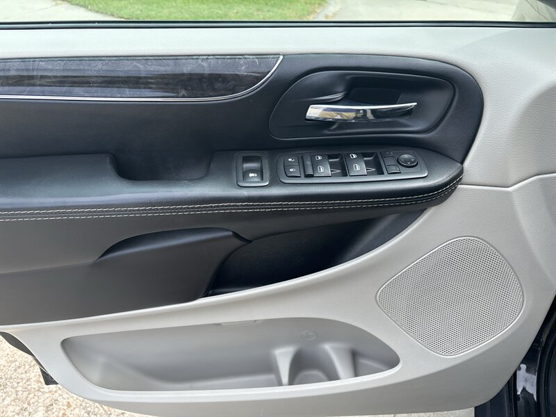 2016 Chrysler Town & Country Touring-L   - Photo 11 - Topeka, KS 66608