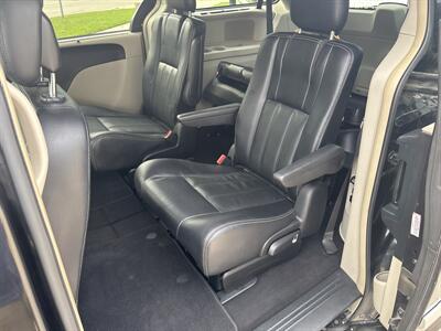 2016 Chrysler Town & Country Touring-L - Photo 17 - Topeka, KS 66608