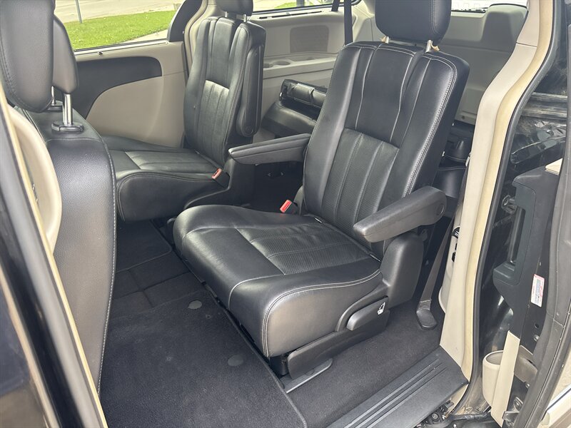 2016 Chrysler Town & Country Touring-L   - Photo 18 - Topeka, KS 66608