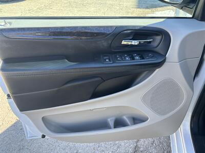 2016 Dodge Grand Caravan SXT Plus   - Photo 11 - Topeka, KS 66608