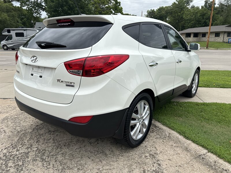 2010 Hyundai TUCSON Limited - Photo 3 - Topeka, KS 66608