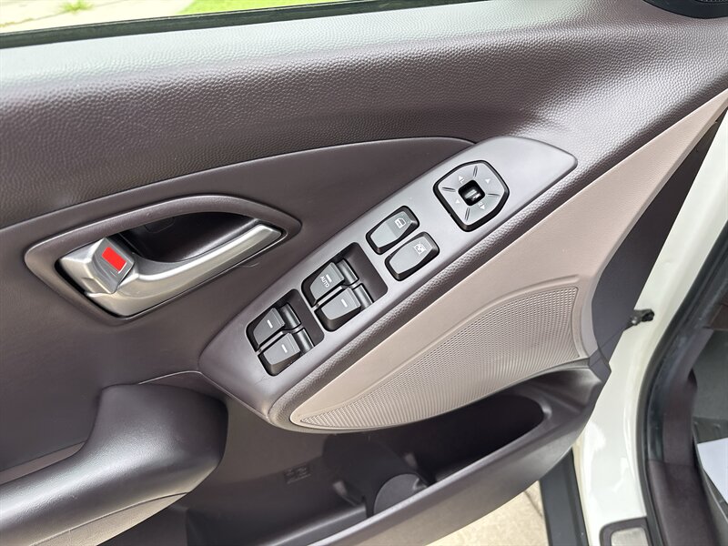 2010 Hyundai TUCSON Limited - Photo 12 - Topeka, KS 66608