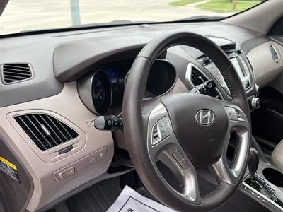 2010 Hyundai TUCSON Limited - Photo 14 - Topeka, KS 66608