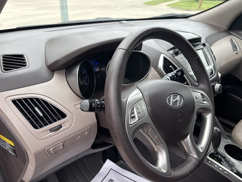 2010 Hyundai TUCSON Limited - Photo 14 - Topeka, KS 66608