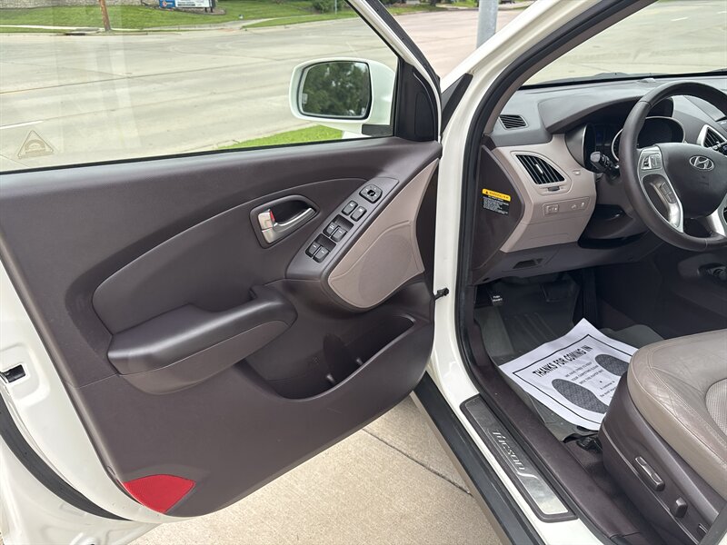 2010 Hyundai TUCSON Limited - Photo 11 - Topeka, KS 66608