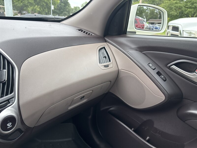 2010 Hyundai TUCSON Limited - Photo 18 - Topeka, KS 66608