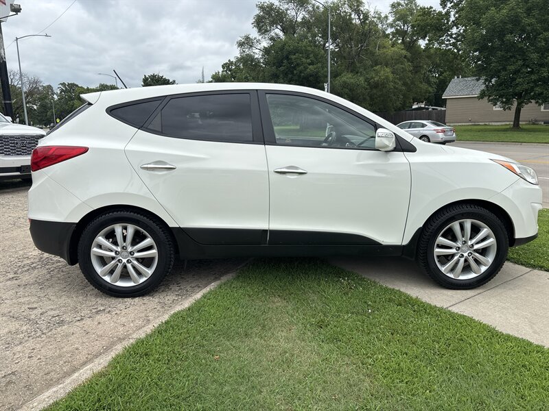 2010 Hyundai TUCSON Limited - Photo 2 - Topeka, KS 66608