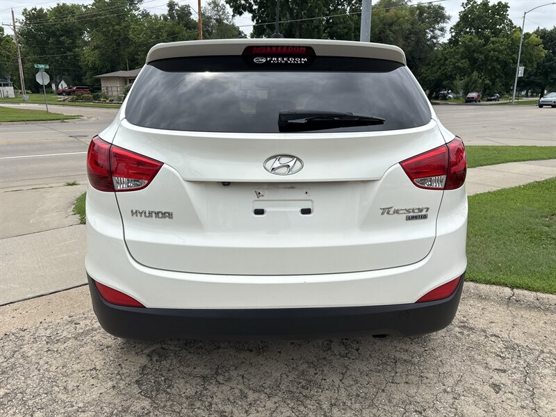 2010 Hyundai TUCSON Limited - Photo 4 - Topeka, KS 66608