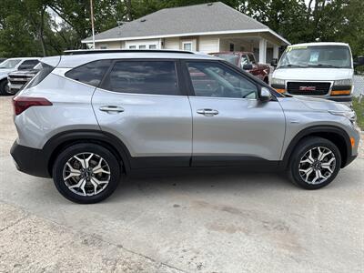 2021 Kia Seltos EX   - Photo 2 - Topeka, KS 66608