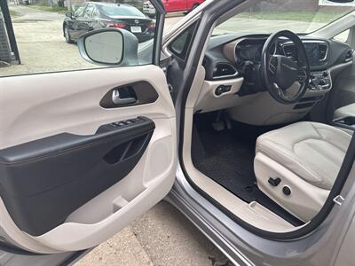 2017 Chrysler Pacifica Touring-L Plus   - Photo 2 - Topeka, KS 66608