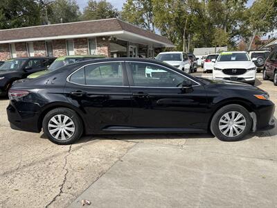 2022 Toyota Camry Hybrid LE - Photo 2 - Topeka, KS 66608