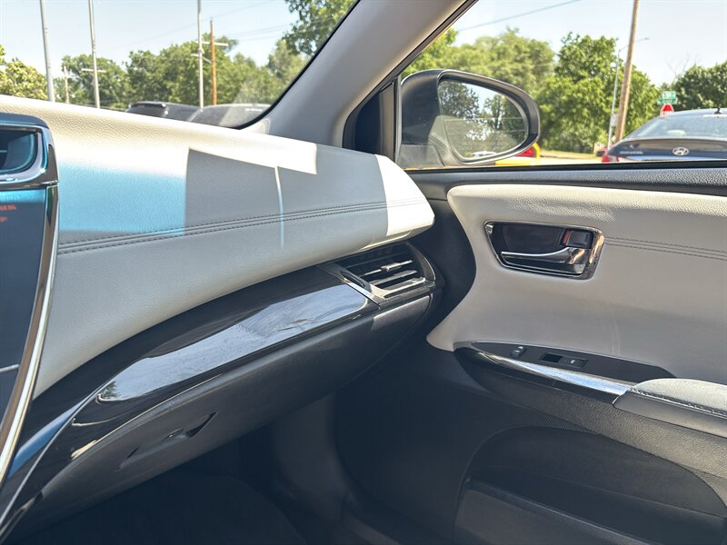 2014 Toyota Avalon XLE - Photo 12 - Topeka, KS 66608
