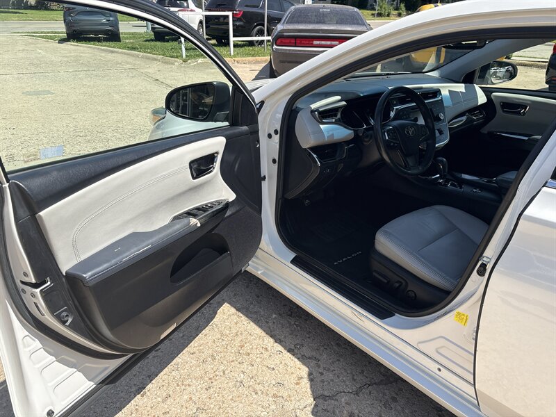 2014 Toyota Avalon XLE - Photo 9 - Topeka, KS 66608